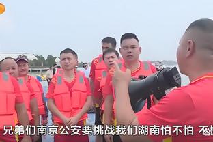 记者：放松身心，部分申花教练组成员和队员观看F1中国大奖赛